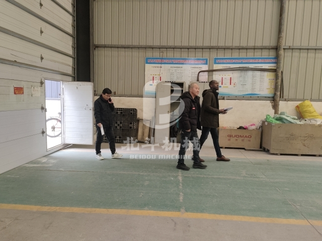 北斗機(jī)械迎接客戶(hù)參觀,連續(xù)式炭化機(jī)背后的合作與交流