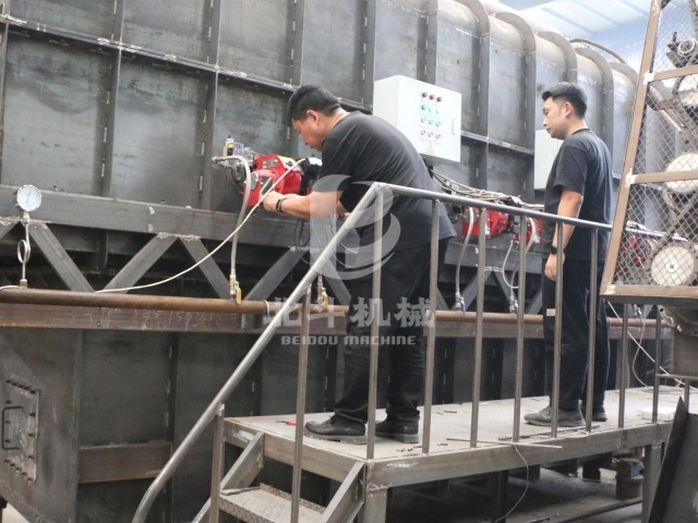 出貨先試機(jī)！客戶現(xiàn)場(chǎng)查驗(yàn)炭化機(jī)運(yùn)行工況