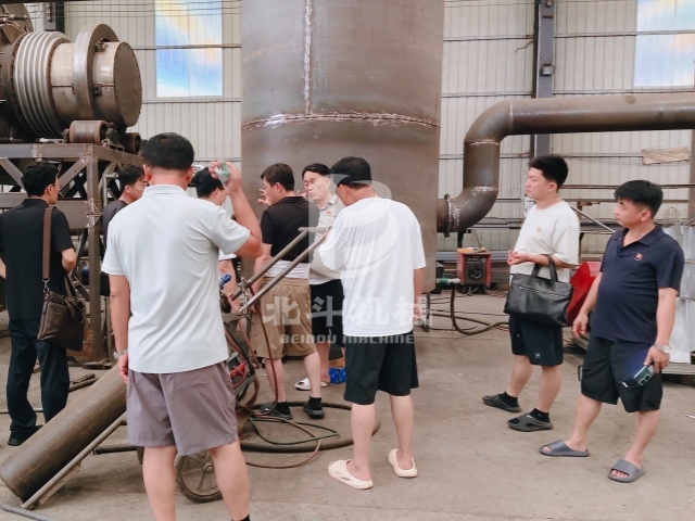 深入車間查驗(yàn)生產(chǎn)工藝,來(lái)訪客商實(shí)地考察炭化機(jī)